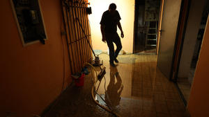 ARCHIV - 05.06.2024, Bayern, Baar-Ebenhausen: Ein Hausbesitzer läuft durch seinen überfluteten Keller. (zu dpa: «Verbraucherzentrale berät Flutgeschädigte kostenlos») Foto: Karl-Josef Hildenbrand/dpa +++ dpa-Bildfunk +++