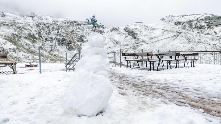 První sníh v bavorských Alpách Na Nebelhornu u Oberstdorfu napadl první sníh. Německá meteorologická služba vydává na několik příštích dní varování před sněhem ve výškách nad 1500 m., Oberstdorf Bavorsko Německo *** První sn