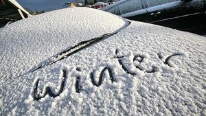 Der Schriftzug "Winter" steht am Samstag (22.11.2008) in Pinneberg bei Hamburg auf einem Auto in den Schnee geschrieben (Illustration). Bei Temperaturen bis von maximal zwei bis vier Grad bleibt es am Wochenende in Norddeutschland überwiegend trocken. Der Sonntag präsentiert sich zunächst noch recht sonnig, gegen Abend kommt von der Nordsee her etwas Schneefall oder Schneeregen auf, melden die Meteorologen.  Foto: Bodo Marks dpa/lno +++(c) dpa - Bildfunk+++