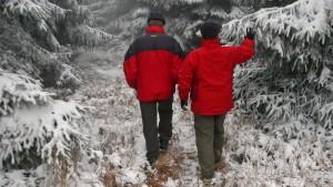 Den ersten Schnee nutzen Renate Pabst und Rolf Albrecht aus Suhl am Mittwoch (29.10.2008) bei Oberhof zu einem Spaziergang im winterlichen Thüringer Wald. Für die nächsten Tage ist in Thüringen nasskaltes Wetter vorausgesagt. Dabei fällt Schnee bis in etwa 500 Meter Höhe, in den tieferen Lagen ist es meist Schneeregen. Foto: Martin Schutt dpa/lth +++(c) dpa - Bildfunk+++