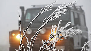 Mit Raureif und etwas Schnee bedeckt zeigt sich der Kamm des Erzgebirges nahe Zinnwald in Sachsen am Donnerstag (10.12.2009). Das Wetter in Sachsen soll in den nächsten Tagen kälter werden. Foto: Ralf Hirschberger dpa/lsn  +++(c) dpa - Bildfunk+++
