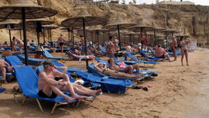 FILE - Tourists take advantage of the sunny weather at the beach of the Red Sea resort town of Sharm El-Sheikh, in the Sinai Peninsula, Egypt, 07 February 2012. EPA/KHALED ELFIQI (Zu dpa "«Wir genießen unseren Urlaub» - So erleben Deutsche Ägypten") +++(c) dpa - Bildfunk+++