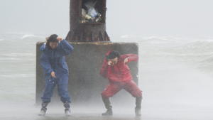 Heftiger Taifun in Japan richtet schwere Schäden an