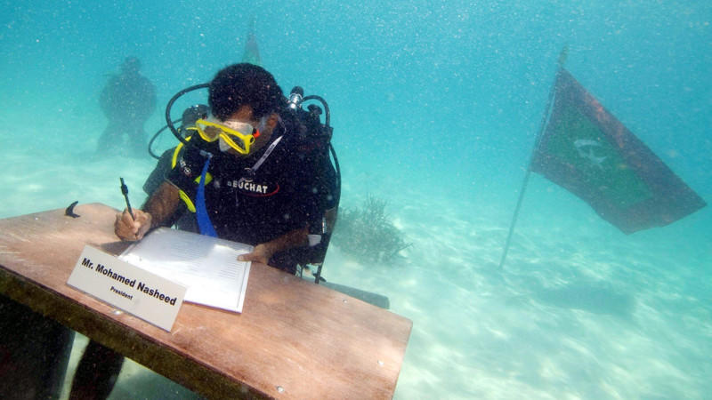ARCHIV - Mohamed Nasheed hält am 17.10.2009 den Vorsitz in der weltweit ersten Unterwasserkabinettssitzung auf den Malediven. Das Kabinett unterzeichnete einen Appell an die Welt, die Treibhausgase zu reduzieren. Der Klimawandel bedroht das Insel-Par