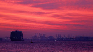 Die Sonne geht am 25.10.2013 in Hamburg hinter einer Wolkendecke über dem Hafen auf. Foto: Axel Heimken/dpa +++(c) dpa - Bildfunk+++