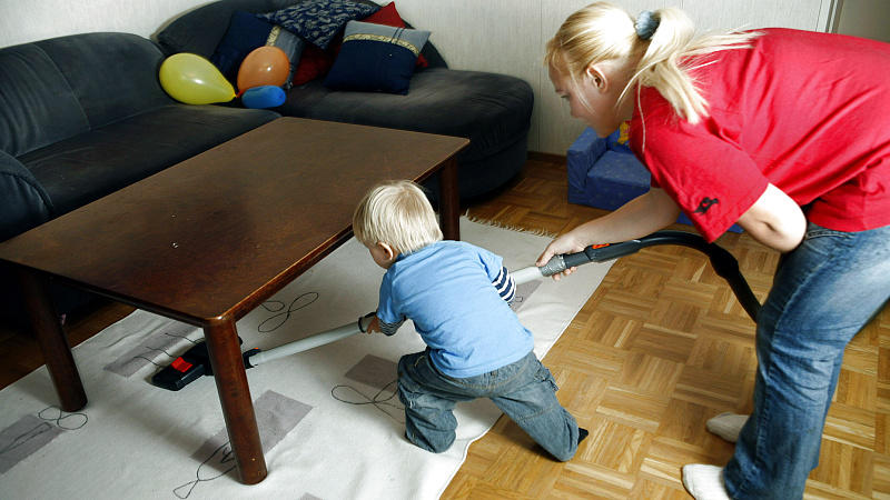 A mother and a two-year-old little boy are hoovering at home. (14.11.2006). MODEL RELEASED. Foto: LEHTIKUVA / Marja Airio +++(c) dpa - Report+++