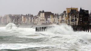 Waves break onto the docks of the French western town of Saint Malo, on December 15, 2011. Wind gusts between 110 and 140 km/h are expected today over France western and northern seashore and even more hollow depression is expected especially in the night from December 15 to 16 with the storm Hergen. AFP PHOTO DAMIEN MEYER  +++(c) dpa - Bildfunk+++