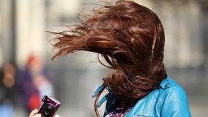 Windböen wehen einer Frau am Montag (10.10.2011) in Köln die Haare ins Gesicht. Das Wetter bleibt in den kommenden Tagen unbeständig mit Wind und Regenschauern. Foto: Oliver Berg dpa/lnw  +++(c) dpa - Bildfunk+++