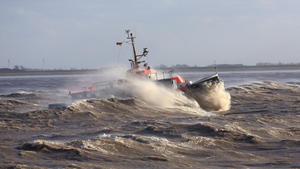 Das Lotsenversetzboot "Kapitän Jürs" kämpft sich am 28.10.2013 bei starkem Sturm durch die Elbe zwischen der Einfahrt zum Nord-Ostsee-Kanal und der Mündung in die Nordsee bei Brunsbüttel (Schleswig-Holstein). Orkantief «Christian» ist am Montag mit bis zu 162 Stundenkilometern über den Norden gefegt. Foto: Christian Charisius/dpa +++(c) dpa - Bildfunk+++