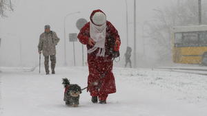 epa03979153 A woman walks with her dog during a heavy snowfall in Olsztyn, Poland, 06 December 2013. Heavy snowfalls and wind, caused by so called Xaver storm, makes difficulties for pedestrians and drivers. Several northern European countries were restoring transport and electricity services on 06 December after the powerful storm that killed at least three people started to abate. EPA/TOMASZ WASZCZUK POLAND OUT +++(c) dpa - Bildfunk+++