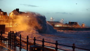 epa04006788 As dawn breaks huge waves crash against the promenade wall in Porthcawl, south Wales, UK 03 January 2014. Britain is bracing itself for the worst weather conditions as a combination of high tides, heavy rains and strong winds are expected to bring yet more severe flooding to parts of the country. EPA/Dimitris Legakis +++(c) dpa - Bildfunk+++