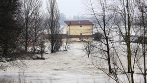 epa04032706 A general view over areas flooded by the river Secchia near Modena, Italy, 20 January 2014. Heavy rainfalls have flooded parts of northern Italy. According to reports, some 600 people were evacuated. EPA/ELISBETTA BARACCHI +++(c) dpa - Bildfunk+++