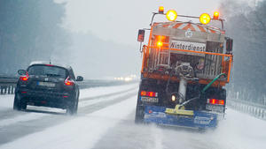 Ein Fahrzeug des Winterdienstes streut am 23.12.2012 Salz auf der Autobahn 12 nahe Briesen (Brandenburg). Wegen überfrierender Nässe sind die Straßen im Nordosten gefährlich glatt. Der Deutsche Wetterdienst gab eine Unwetterwarnung vor Glatteis heraus, demnach ist bis zum Nachmittag mit gefrierendem Regen oder Schnee zu rechnen. Foto: Patrick Pleul/dpa  +++(c) dpa - Bildfunk+++