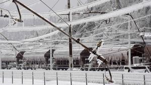 Ice covered broken power lines are seen in Postojna railway station February 4, 2014.   REUTERS/Srdjan Zivulovic (SLOVENIA - Tags: ENVIRONMENT)