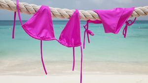 Pink bikini drying on rope, Bikini hängt zum Trocknen auf einem Seil Keine Weitergabe an Drittverwerter.