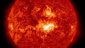 HANDOUT - A mid-level solar flare erupted on the sun late on Feb. 3, 2014, peaking at midnight EST. This image, captured by NASA's Solar Dynamics Observatory, shows the bright flare near the center of the sun. Image: NASA/SDO/dpa (ACHTUNG: Nur zur redaktionellen Verwendung im Zusammenhang mit der aktuellen Berichterstattung und nur bei Nennung: "Foto: NASA/SDO/dpa", zu dpa "Nasa-Satellit fotografiert Sonnen-Ausbruch" vom 05.02.2014) +++(c) dpa - Bildfunk+++