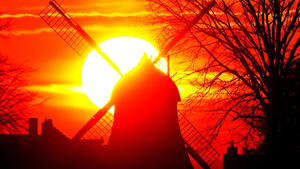 Die Sonne geht am 26.02.2014 in Gehrden bei Hannover (Niedersachsen) hinter einer Windmühle unter. Foto: Christoph Schmidt/dpa +++(c) dpa - Bildfunk+++