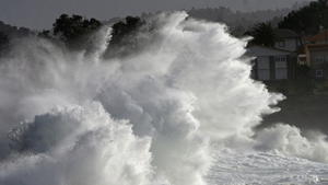 epaselect epa04108692 Big waves are seen at Valdovino's coast, A Coruna, northwestern Spain, 03 March 2014. According to reports, severe weather alerts have been issued across northern and central regions of Spain. EPA/KIKO DELGADO +++(c) dpa - Bildfunk+++