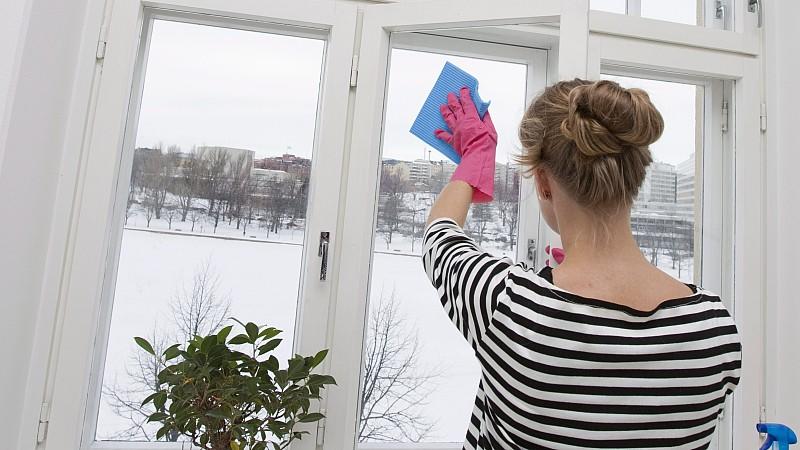 Young woman cleaning windows./ MODEL RELEASED. LEHTIKUVA / Jarno Mela *** FINLAND OUT. NO THIRD PARTY SALES. ***