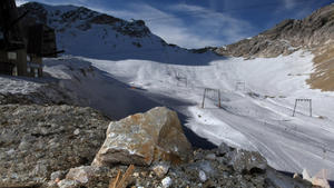 ARCHIV - Felsen liegen am 28.11.2011 neben dem Skigebiet am Zugspitzblatt auf der Zugspitze bei Grainau (Oberbayern) offen. Milde Winter scheinen manchen ein Vorgeschmack auf den Klimawandel. Doch Experten warnen, extremes Wetter einzelner Jahre als Hinweis auf die Erwärmung zu betrachten.  Foto: Karl-Josef Hildenbrand dpa   (zu dpa "Klimawandel trifft Alpen - Gletscherschwund mit ungewissen Folgen" vom 27.03.2014) +++(c) dpa - Bildfunk+++