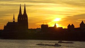Wie ein Scherenschnitt wirken Kölner Dom und Altstadtsilhouette vor dem Abendhimmel am 3.1.2002. Nach frostigem wolkenfreien Tag färbt die untergehende Sonne die inzwischen aufgezogenen Schleierwolken.