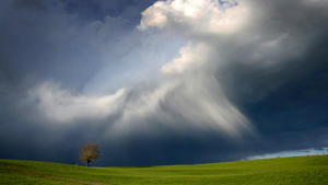 Ein beeindruckender Wolkenhimmel ist am Dienstag (10.04.2012) über der Allgäuer Landschaft bei Bertoldshofen (Schwaben) zu sehen. Wechselhaftes Aprilwetter mit einer Mischung aus Wolken, Niederschlägen und Sonnenschein herrscht im Süden Bayerns. Foto: Karl-Josef Hildenbrand dpa/lby  +++(c) dpa - Bildfunk+++