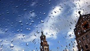 Durch eine regennasse Fensterscheibe sind am Mittwoch (02.04.2008) der Turm der St. Peters-Kirche (l) und des Rathauses (r) in Augsburg (Schwaben) zu sehen. Typisches Aprilwetter mit Niederschlägen, aber auch gelegentlichen sonnigen Abschnitten bestimmt das Wetter in Bayern. Foto: Karl-Josef Hildenbrand dpa/lby +++(c) dpa - Bildfunk+++