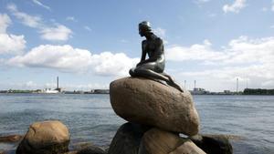 Die Bronzestatue der Kleinen Meerjungfrau auf einem Stein im Hafen von Kopenhagen, aufgenommen am 14.05.2004. Sie ist bekannt aus dem gleichnamigen Märchen von H.C. Andersen und eines der Wahrzeichen der Stadt. Foto: Frank Rumpenhorst dpa