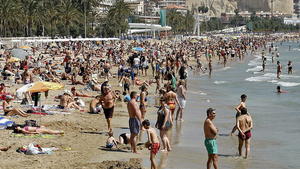 epa04165842 People enjoy the weather at Postiguet beach in Alicante, Spain,13 April 2014 on the occasion of the holidays of the Holy Week. EPA/MANUEL LORENZO +++(c) dpa - Bildfunk+++