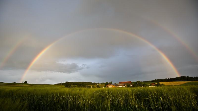 Ein fast vollständiger doppelter Regenbogen ist am Mittwoch (30.05.2012) bei Horgenzell (Kreis Ravensburg) zu sehen. Die kommenden Tage soll das Wetter in Oberschwaben wechselhaft werden, so Meteorologen. Foto: Tobias Kleinschmidt dpa/lsw  +++(c) dpa