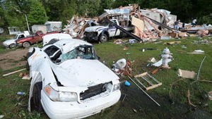 epaselect epa04185450 Recovery efforts begin at The Highlands trailer park in Pearl, Mississippi, USA, on 29 April 2014. The Mississippi Emergency Management Agency reported 8 fatalities and more than 100 injured from the 12 tornadoes that struck the state on 28 April. Severe tornado producing storms have been moving across the Central and Southern United States leaving multiple deaths and destruction in their wake. EPA/CHRIS TODD +++(c) dpa - Bildfunk+++