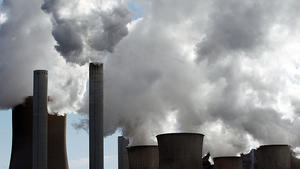 ARCHIV - Rauch und Dampf steigt am 14.10.2011 aus den Kühltürmen und Schornsteinen des RWE-Braunkohlekraftwerks Niederaußem bei Bergheim (Nordrhein-Westfalen). Kraftwerke, die mit fossilen Brennstoffe arbeiten, stoßen große Mengen des Treibhausgases Kohlendioxid (CO2) aus, das maßgeblich Ursache der Erderwärmung ist. Foto: Oliver Berg dpa (Zu dpa: "Nichtstun bringt nichts: IPCC-Bericht kreist um Emissionen" vom 03.04.2014) +++(c) dpa - Bildfunk+++