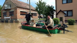 epa04215664 People are evacuated from their homes by boat in the city of Orasje, 250 km from the capital of Bosnia, Sarajevo, Bosnia and Herzegovina, 20 May 2014. A state of emergency has been declared in Bosnia and Herzegovina due to severe floods caused by rain falling for several days. Thousands of people in Bosnia, Serbia and Croatia were evacuated late 19 and early 20 May 2014 as rising floodwaters swallowed homes and farmland after last week's record rains. EPA/FEHIM DEMIR +++(c) dpa - Bildfunk+++