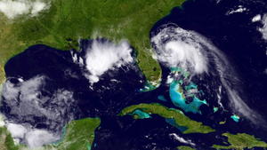 epa04296020 A satellite image provided 02 July 2014 by the National Oceanic and Atmospheric Administration shows Tropical Storm Arthur (R) as it moves slowly up the east coast of Florida, USA with maximum sustained winds of 60 mph (96.5 kph.) The first named storm of the Altantic hurricane season, Arthur is predicted to become a hurricane on 03 July 2014 as it moves up the Carolina coast. EPA/NATIONAL OCEANIC AND ATMOSPHERIC ADMINISTRATION / HANDOUT EDITORIAL USE ONLY +++(c) dpa - Bildfunk+++