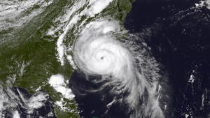 epa04297566 A handout satellite image released by the US National Oceanic and Atmispheric Administration (NOAA) on 04 July 2014 shows hurrican Arthur, which was declared the first hurricane of the US season on 03 July, closing on the coast of North Carolina, USA, prompting evacuation orders for an island off the coast of North Carolina and threatening to ruin Independence Day festivities along much of the US east coast. Arthur was blasting sustained winds of 160 kilometres an hour, and was promoted from Category One to Category Two late 03 July, the US National Hurricane Center said. EPA/NOAA HANDOUT EDITORIAL USE ONLY +++(c) dpa - Bildfunk+++