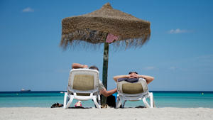 ARCHIV - Deutsche Urlauber liegen am 09.06.2013 am Strand an der Plaja de Muro im Norden der Mittelmeerinsel Mallorca (Spanien). Bei der Planung des perfekten Urlaubsglücks sind die meisten Menschen in Deutschland einer Umfrage zufolge in erster Linie preisbewusst. «Ein gutes Preis-Leistungsverhältnis ist für mehr als drei Viertel aller Deutschen eine Kernanforderung an den Urlaub», berichtete die BAT-Stiftung für Zukunftsfragen in Hamburg am Dienstag (01.07.2014). Foto: Julian Stratenschulte/dpa (zu dpa: "Umfrage: Beim perfekten Urlaub müssen Preis und Leistung stimmen" vom 01.07.2014) +++(c) dpa - Bildfunk+++