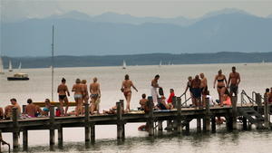 Zahlreiche Badegäste bevölkern am 04.07.2014 einen Steg am Starnberger See bei Kempfenhausen (Bayern). Sonne und Temperaturen von knapp 30 Grad Celsius locken die Menschen an die Seen. Foto: Stephan Jansen/dpa +++(c) dpa - Bildfunk+++
