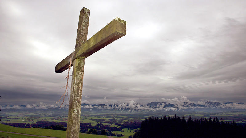 Wolkenverhangen zeigt sich am Freitag (17.08.2007) die Bergkette der Ammergauer Alpen vom Gipfelkreuz des Auerbergs bei Stötten (Schwaben) gesehen. Viele Wolken und spätsommerliche Temperaturen zwischen 15 und 22 Grad bestimmen das Wetter im Süden Ba