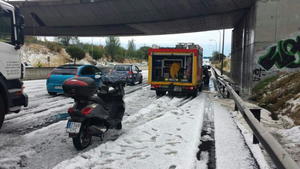 epa04297027 A handout picture released by Madrid's city council shows the roadway covered in hail at Madrid's M-40 ring road after a heavy hailstorm in Madrid, central Spain, 03 July 2014. Heavy storms hit several areas of Spain on 03 July. EPA/MADRID'S CITY COUNCIL / HANDOUT MADRID'S CITY COUNCIL HO / NO SALES / EDITORIAL USE ONLY +++(c) dpa - Bildfunk+++