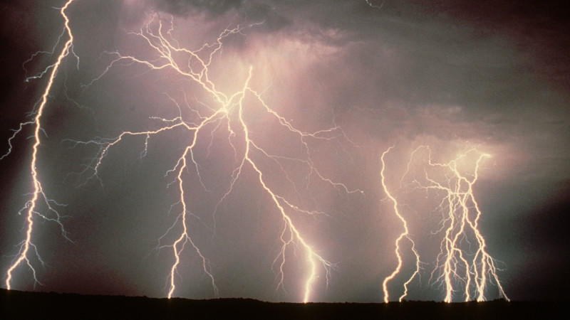 DEU, 2002: Einschlagende Blitze waehrend eines Gewitters. [en] Cloud to ground lightnings during a thunderstorm. | DEU, 2002: Cloud to ground lightnings during a thunderstorm.