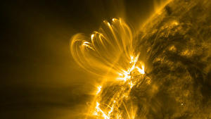 FILE - HANDOUT - The upper one of a pair of new, solar active regions that just rotated into view of SDO offered a beautiful profile view of cascading loops spiraling above it (Jan. 15-16, 2012) following a solar flare eruption. These loop structures are made of superheated plasma, just one of which is the size of several Earths. With its ability to capture the Sun in amazing detail, SDO observed it all in extreme ultraviolet light. This particular video clip used an image every five minutes to present the motion. Note all of the other spurts and minor bursts from both regions during almost two days. Photo: SDO/Solar Dynamics Observatory / NASA (Nur zur redaktionellen Verwendung und bei Nennung der Quelle) (zu dpa: Satellitenring könnte vor gewaltigen Sonnenstürmen warnen vom 01.08.2014) +++(c) dpa - Bildfunk+++