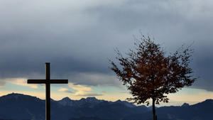 Ein herbstlicher Baum und ein Gipfelkreuz stehen am Samstag (05.11.2011) auf dem Auerberg bei Stötten (Schwaben) vor dem Panorama der Allgäuer Alpen. Ein Wechsel aus Sonne, Wolken und Nebel bestimmt das Wetter im Süden Bayerns. Eine Föhnwetterlage sorgt am Alpenrand für Temperaturen bis zu 20 Grad. Foto: Karl-Josef Hildenbrand dpa/lby  +++(c) dpa - Bildfunk+++