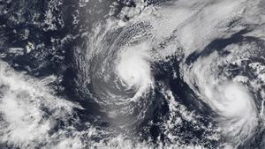 Hurricane Iselle and Hurricane Julio (R) are pictured en route to Hawaii in this August 5, 2014 NASA handout satellite image. Hurricane Iselle is expected to make landfall on Hawaii August 7, 2014.  REUTERS/NASA/Handout via Reuters  (UNITED STATES - Tags: ENVIRONMENT) THIS IMAGE HAS BEEN SUPPLIED BY A THIRD PARTY. IT IS DISTRIBUTED, EXACTLY AS RECEIVED BY REUTERS, AS A SERVICE TO CLIENTS. FOR EDITORIAL USE ONLY. NOT FOR SALE FOR MARKETING OR ADVERTISING CAMPAIGNS