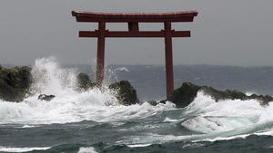 epa04348133 Waves driven by Typhoon Halong crashing onto a torii gate shrine in Hayama, Kanagawa Prefecture, south of Tokyo, Japan, 10 August 2014. Typhoon Halong landed on western Japan in the morning 10 August 2014, bringing heavy rain and strong winds to all over the country, the Japan Meteorological Agency said. EPA/KIMIMASA MAYAMA +++(c) dpa - Bildfunk+++