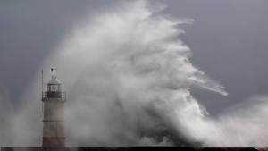 Waves crash against the lighthouse and sea wall during high winds and storms at Newhaven in southern England August 10, 2014.  England and Wales were hit with heavy rain and high winds on Sunday as the remains of Hurricane Bertha crossed the Atlantic, local media reported. REUTERS/Luke MacGregor  (BRITAIN - Tags: ENVIRONMENT TPX IMAGES OF THE DAY)