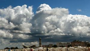 Dunkle Wolken ziehen am Dienstag (06.07.2010) über das Ostseebad Warnemünde hinweg. Sie bringen kurze Schauer und Abkühlung, ab Wochenmitte wird es aber wieder hochsommerlich. Foto: Bernd Wüstneck dpa/lmv/lno  +++(c) dpa - Bildfunk+++