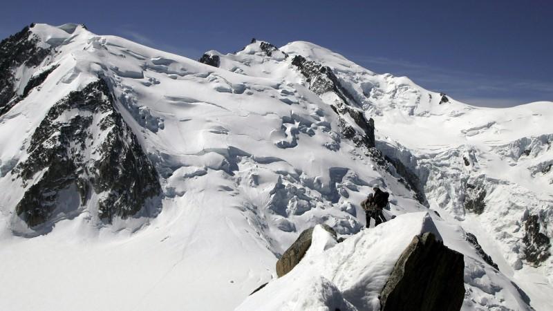 Mont Blanc: Auf der italienischen Seite droht das Eis eines Gletscher abzubrechen
