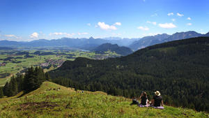 Wanderer genießen am 17.08.2014 nahe der 1350 Meter hoch gelegenen Kappeler Alpe bei Pfronten (Bayern) den Blick auf das Panorama der Alpen. Foto: Karl-Josef Hildenbrand/dpa +++(c) dpa - Bildfunk+++