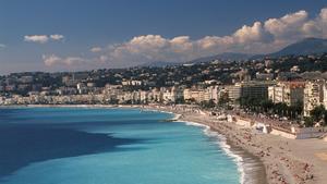 Ein langer Sandstrand zieht sich entlang des blauen Mittelmeeres in Nizza an der französischen Riviera. (Aufnahme von 2001).