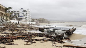 epaselect epa04402157 View of the damage caused by Hurricane 'Odile' in the port of Los Cabos, Baja California, Mexico, 15 September 2014. Thousands of people have been evacuated from their homes in Mexico's Baja California peninsula due to Hurricane Odile, the authorities said on 15 September. Odile was weakening as it moved across the southern part of the peninsula, but according to the Miami-based US National Hurricane Centre (NHC), 'heavy rainfall and flooding remain a serious threat.' EPA/Oscar Ramirez +++(c) dpa - Bildfunk+++